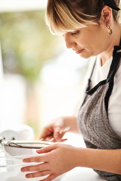 Osoba trzymająca telefon